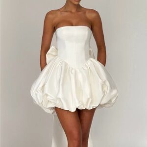 Chic Strapless Cream Dress with Bow Detail